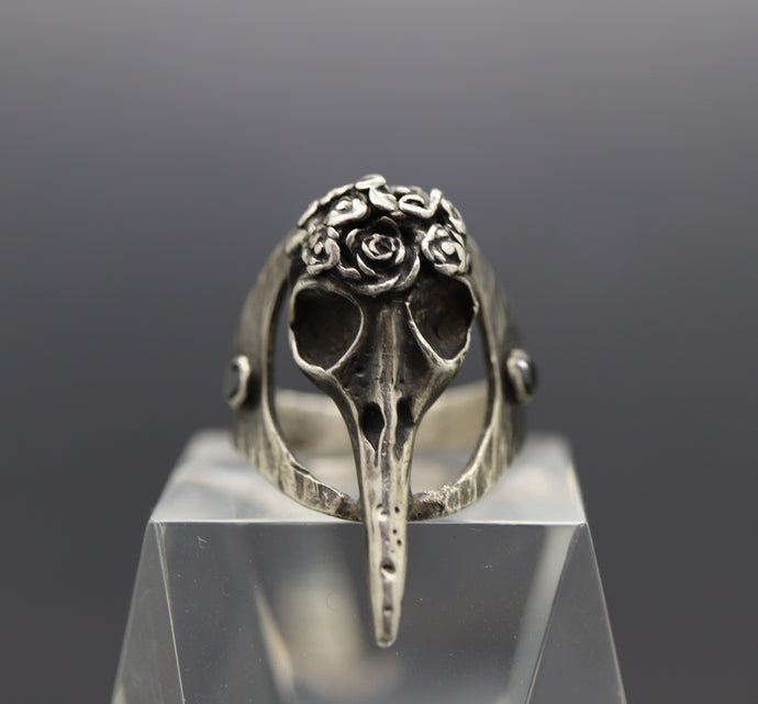 a close up of a ring with a bird on it
